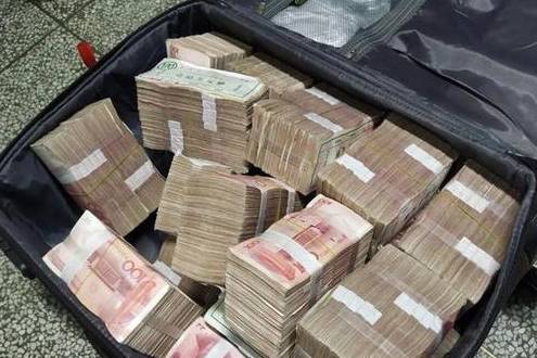 旅客行李箱内藏匿巨额现金,180万美元入境被查