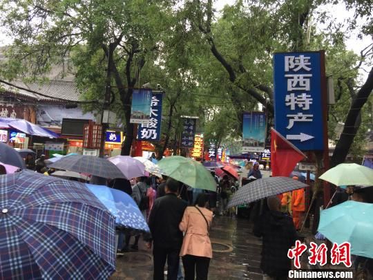 长沙一夜降温11℃,游客连夜抢购长袖的温暖故事