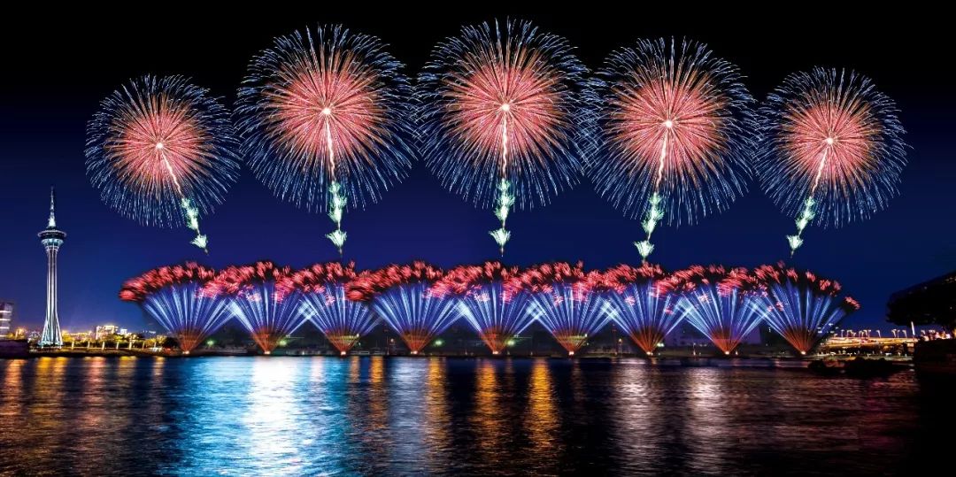 香港燃放盛大烟花秀,共庆祖国华诞——31888枚烟花璀璨夜空